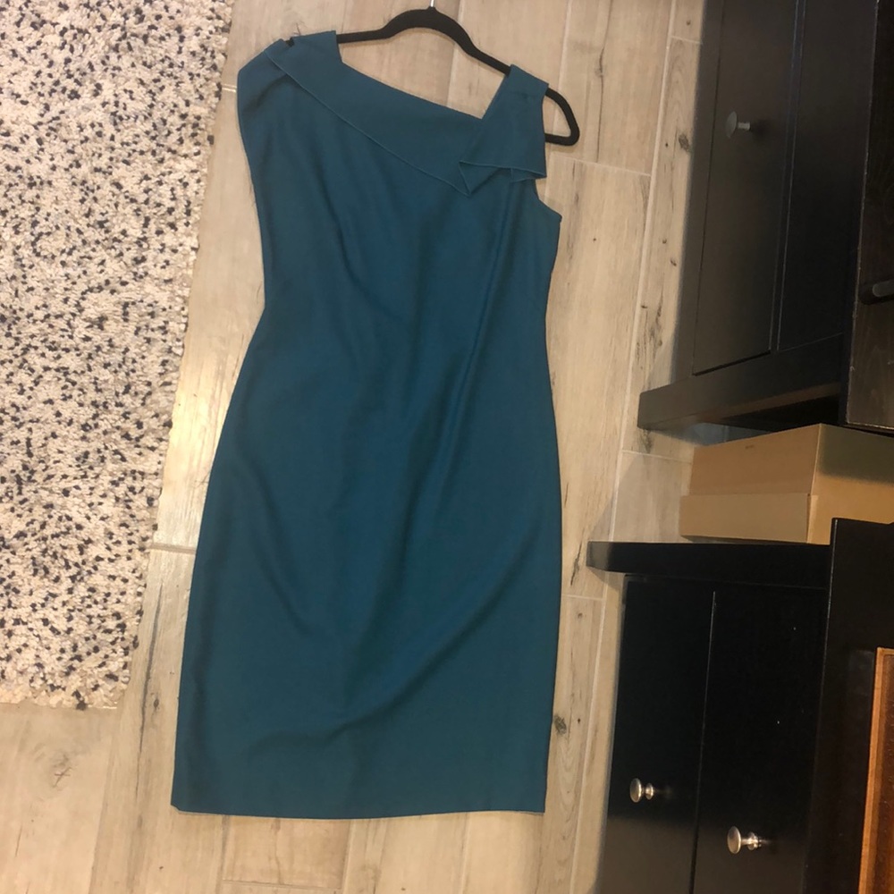 Tahari elegant, sleeveless teal dress